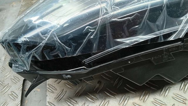 Фара передня права Renault (RVI) 260106859R