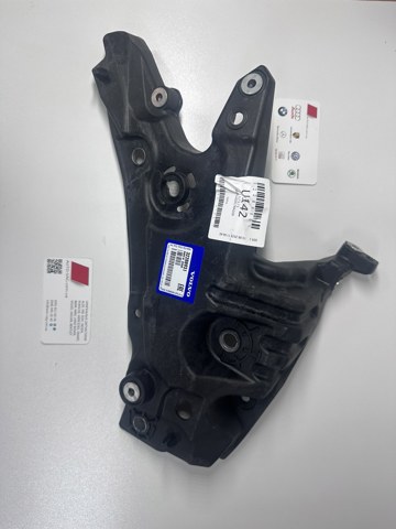 Купити 32288931 Volvo Кронштейн кріплення крила переднього правого, передній