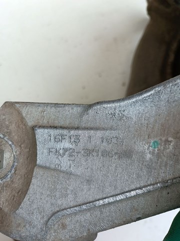 LR072599 Land Rover Цапфа поворотна ліва