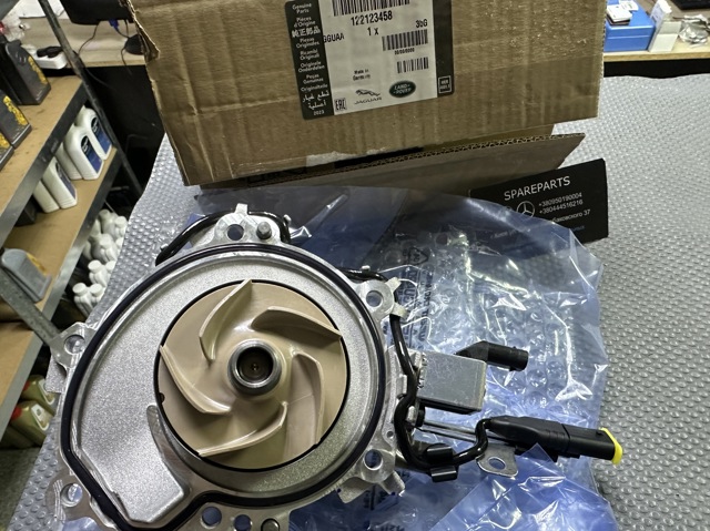 Помпа охолодження Land Rover 122123458 ціна, від 230.73 USD