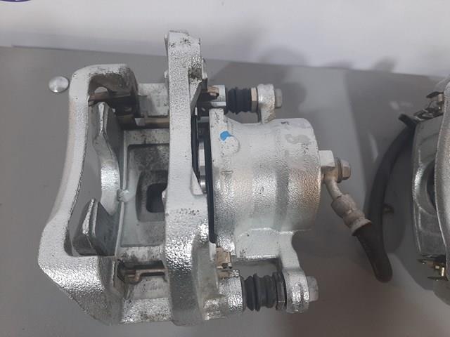 410015RB0A Nissan/Infiniti Супорт гальмівний передній правий