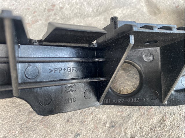 Праве кріплення переднього бампера Land Rover AH323382AA ціна, від 12.67 USD