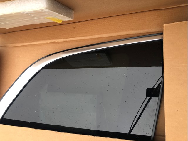 A1676709600 Mercedes Стукло багажника, праве