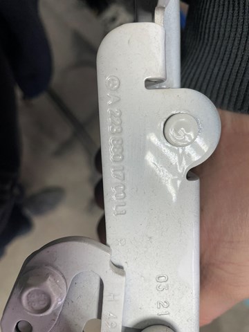 Завіса капота ліва Mercedes A2238801700