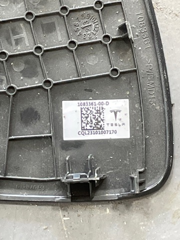 Кришка бічна панелі "торпедо", ліва 108336100D Tesla
