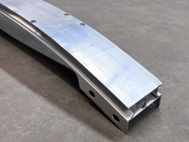 LR136981 Land Rover Балка бампера переднього