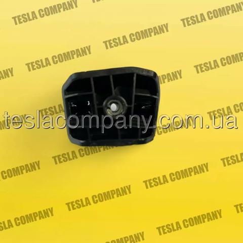 149377300B Tesla Кронштейн бампера переднього, правий