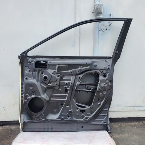 Двері праві передні 6700148180 Toyota