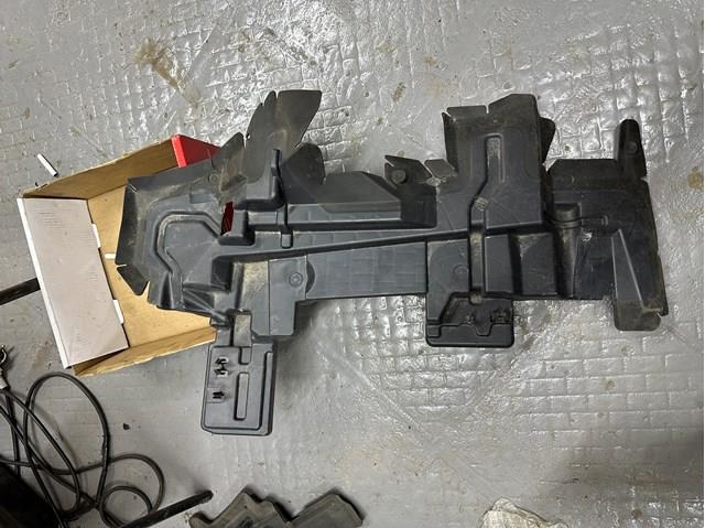 Повітропровід (дефлектор) радіатора, правий 9827819580 Peugeot/Citroen