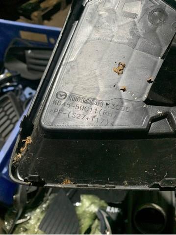 Заглушка ПТФ бампера переднього права Mazda KD4550C11