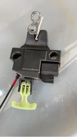 Замок кришки багажника Toyota 6460006041