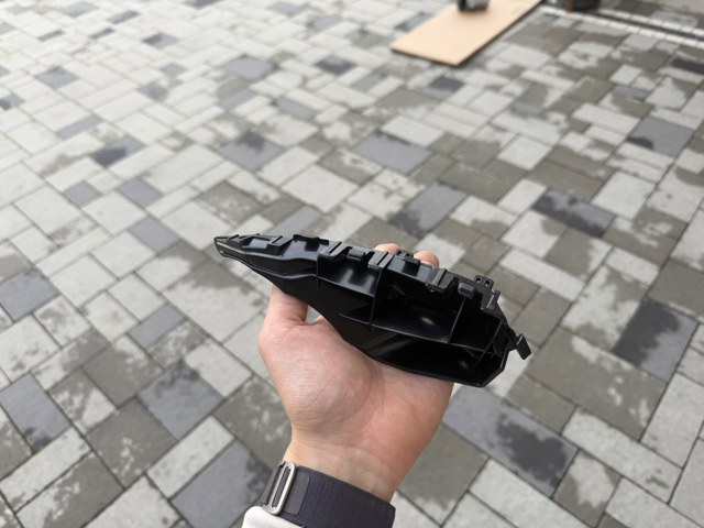 Кронштейн бампера переднього, зовнішній правий 600882100D Tesla