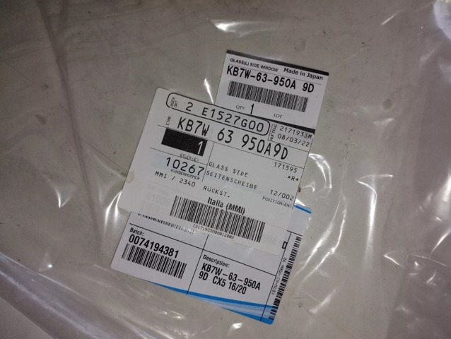 Скло багажного відсіку, ліве KB7W63950A9D Mazda