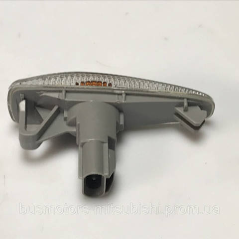 Повторювач повороту на крилі 8351A065 Chrysler