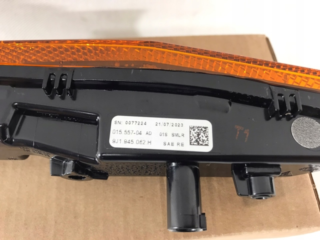 Повторювач повороту на крилі, правий Porsche 9J1945062H