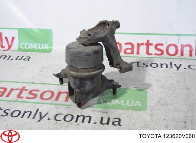 Подушка (опора) двигуна, права передня 123620V060 Toyota