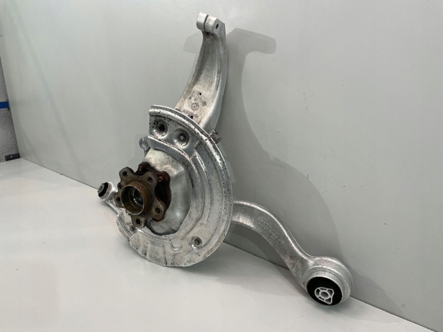 Купити 6884386 BMW Цапфа поворотна права