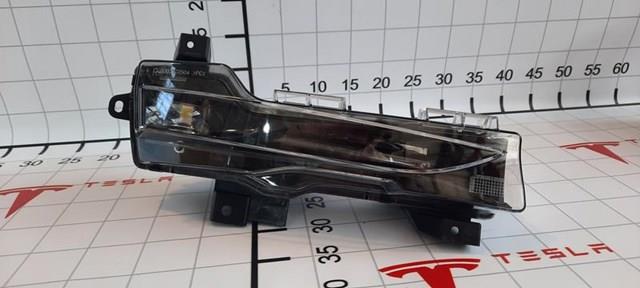 Купити 107739200F Tesla Motors Туманка права
