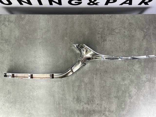 Молдинг решітки радіатора, правий BELG50051R Mazda