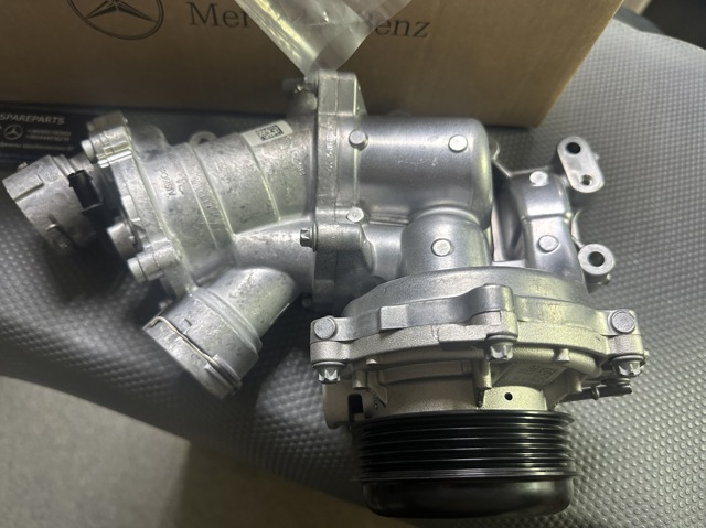 Водяний насос охолодження, з корпусом Mercedes A6562002100