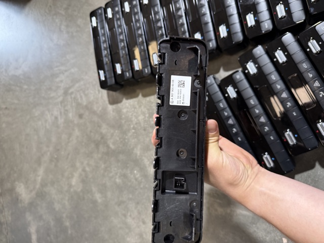 Купити A9079056006 Mercedes Кнопка включення аварійного сигналу