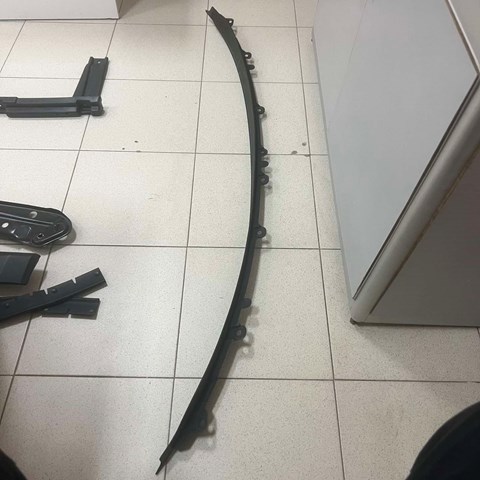 Купити 31424477 Volvo Решітка двірників