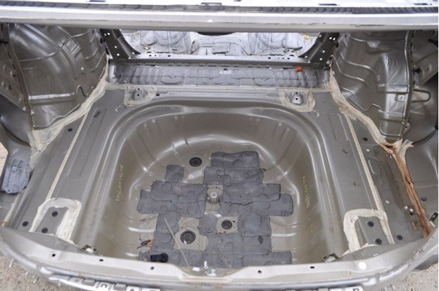 Днище багажника/ніша запасного колеса 5831106171 Toyota