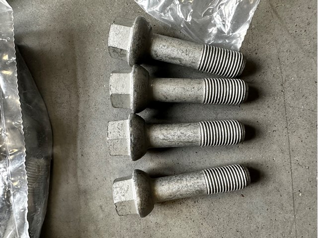 Колісний болт A9069900007 Mercedes