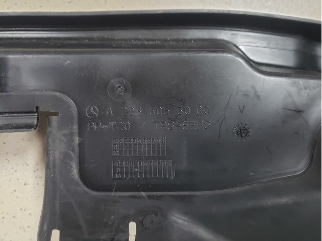Повітропровід (дефлектор) радіатора, правий Mercedes A2235053000 ціна, від 44.33 USD
