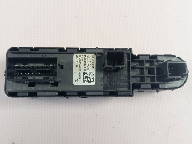 Кнопковий блок керування склопідіймачами передній лівий 98319739ZD Peugeot/Citroen