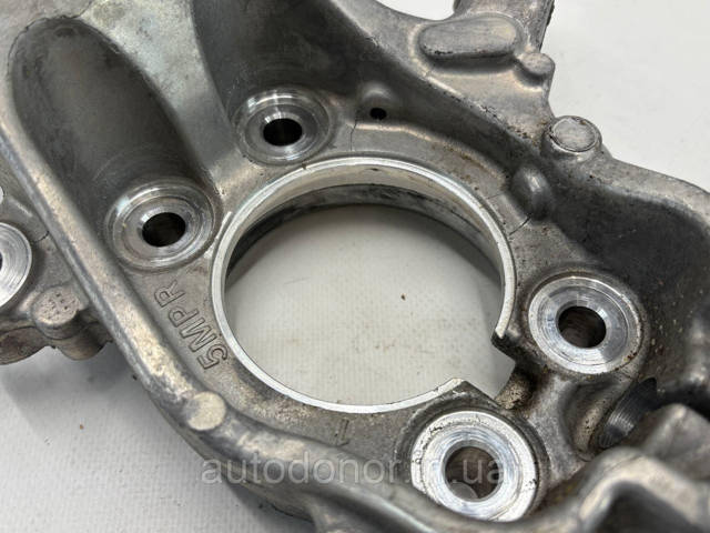 400145MR0B Nissan/Infiniti Цапфа поворотна права