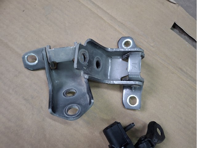 D46158210B Mazda Петля передніх дверей, лівою