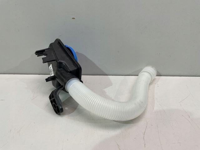 7399028 BMW Горловина бачка омивача