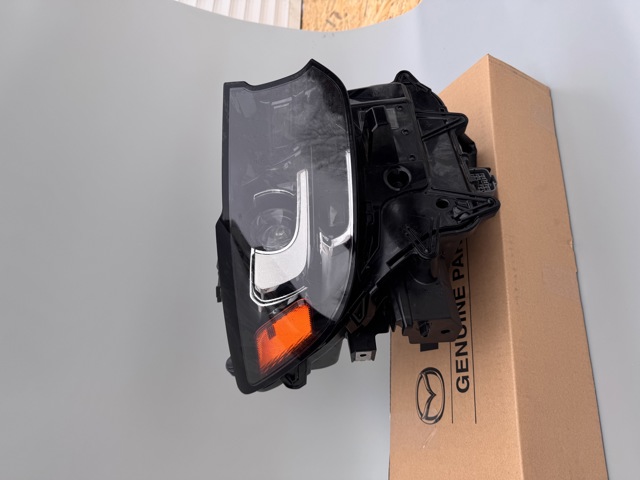 Основна фара - вставка Mazda KR9D51030A ціна, від 1024.79 USD