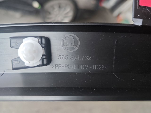 Розширювач переднього крила, правий AND 30854046