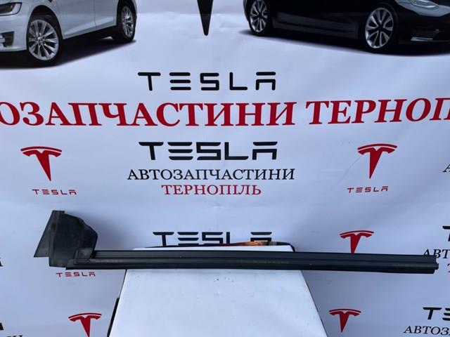  Ущільнювач скла передніх дверей правої, внутрішній (планка) Tesla Model 3 