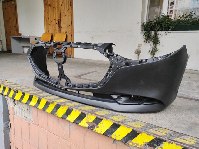 BCKA50031EBB Mazda Бампер передній в зборі