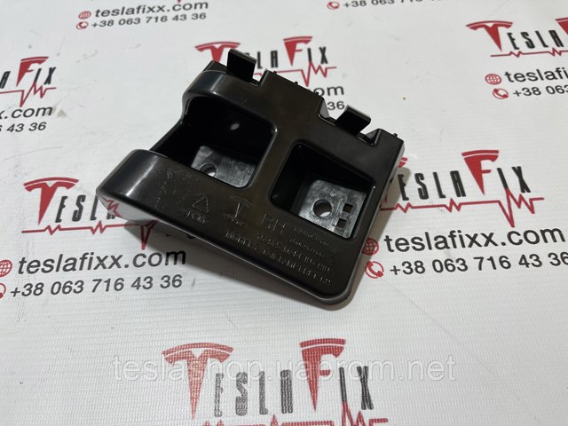 149403900D Tesla Супорт/кронштейн кріплення заднього ліхтаря, правий