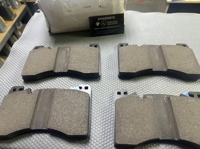 Купити LR157388 Land Rover Колодки гальмівні передні, дискові