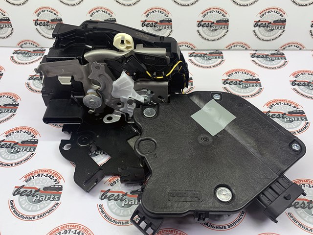 Замок передньої лівої двері LR063615 Land Rover