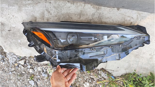 81110F6010 Toyota Фара правая