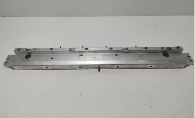 LR117324 Land Rover Балка радіатора нижня