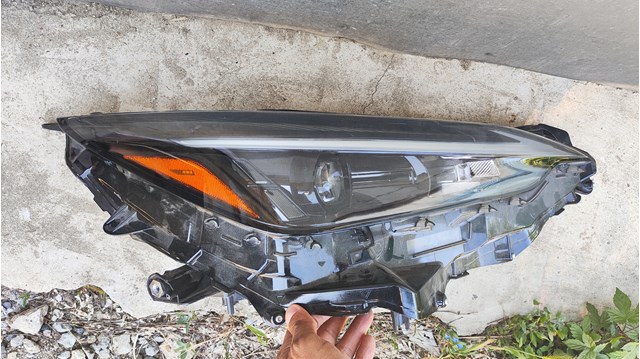 Фара права 81110F6010 Toyota