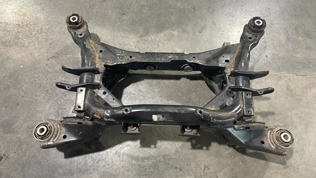 Балка задня LR090450 Land Rover