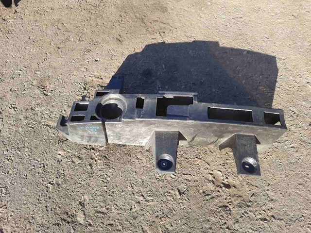 Лівий кронштейн кріплення бампера заднього FPS FP5643982