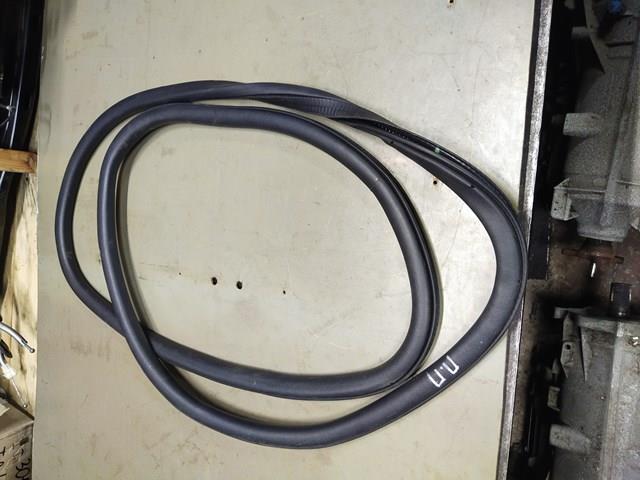 EJ7Z7820708A Ford Ущільнювач двері передньої (на кузові)