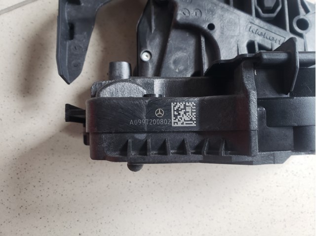 Купити A0997200802 Mercedes Замок дверки правої передньої