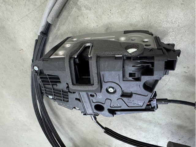 Замок і ручки (передніх) дверей Ford 2539739 ціна, від 228.68 USD