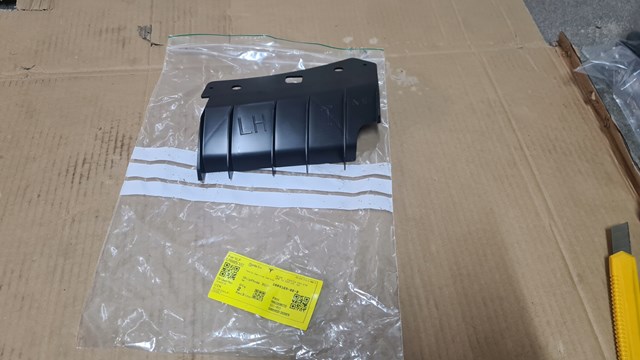 Кріплення бампера Tesla 108416900B ціна, від 5.01 USD