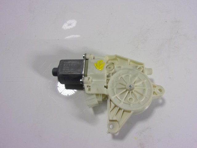 Двигун склопідіймача двері передньої, правої A2469065200 Nissan/Infiniti